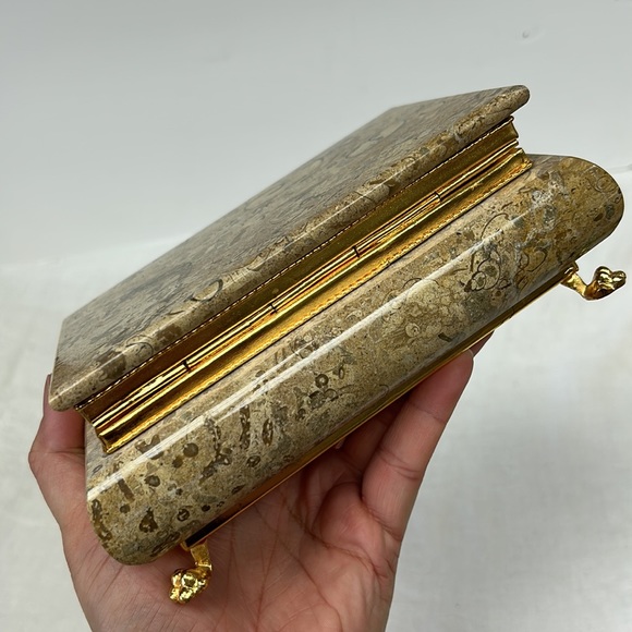 - Vintage heavy marble jewelry/snuff box with gold tone accents and red l… - Picture 5 of 10